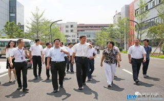 石碣鎮(zhèn)黨委書記等領導來我司參觀和指導工作